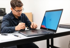 טכנאי מחשבים מקצועי מתקן מחשב נייד מדגם Dell XPS